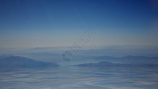 雾中的山岳和大海土地假期爬坡冒险鸟瞰图薄雾天气地质学天空目的地图片