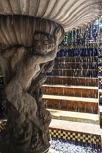 花园里的不老泉 从喷泉上掉落的水滴建筑学地标文化公园石头晴天传统旅游温暖雕塑图片