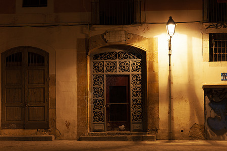 夜里生于巴里奥港 街灯照亮 西巴塞罗那图片