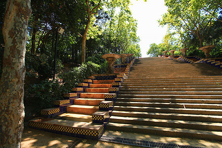 在巴塞罗那蒙朱伊奇森林中走在的楼梯上图片