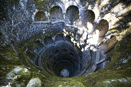 的Inicitic水井艺术隧道地面大厦楼梯旅行历史性建筑学苔藓石工图片