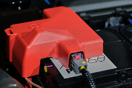 车载阳性电池小板的塑料盖 加上红色加符号 电池放在发动机隔间中 (单位 千兆赫)背景