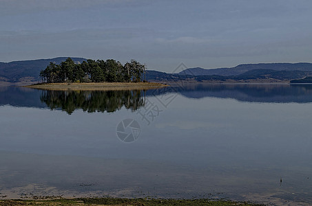 Batak水坝水库全景 岛屿在水中 沿海秋幕 森林 Rhodope山丘衬套空地植物山脉反射树叶针叶爬坡字符游客图片