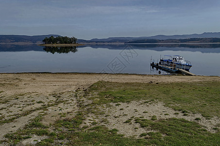 Batak大坝水库全景 包括岛屿和客轮水 沿海秋秋季格拉特 森林 Rhodope山丘图片