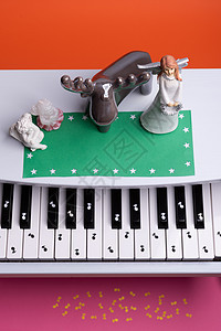 带纸笔的白色玩具钢琴白玩具 音乐钢琴概念黑色团体旋律乐器茶点圆圈笔记木头食物钥匙图片