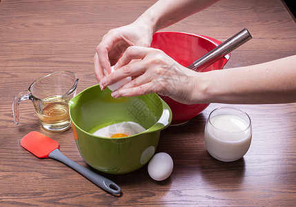 女人在碗里打破鸡蛋做蛋糕图片