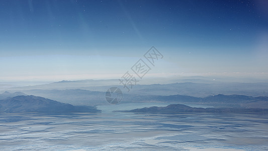 雾中的山岳和大海爬坡蓝色假期目的地土地风景鸟瞰图冒险阳光沙漠图片