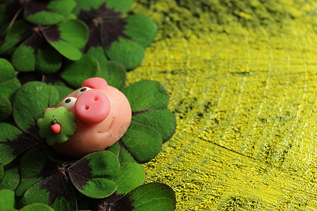 幸运的三叶草上的马西潘猪好运背景木头生日边界黑色黄色四叶草符号新年图片