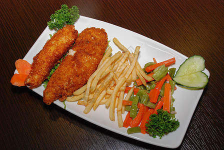 炸鸡片 薯条和新鲜蔬菜加鲜菜餐厅午餐羊肉鱼片草本植物食物美食土豆牛扒食谱图片