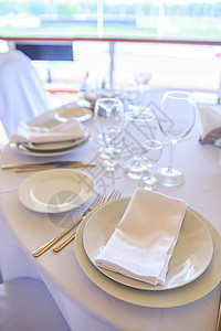 餐桌服务 洗盘子 在自助餐前 餐巾纸杯子陶器桌子烹饪陶瓷厨具制品用餐环境厨房图片