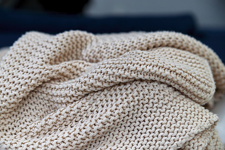 一条由天然羊毛制成的柔软针织米色毯子躺在你身上图片