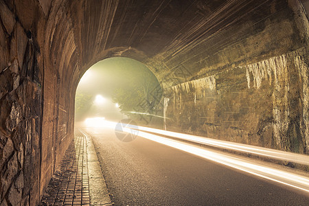 隧道 晚上带着幽灵般的薄雾和雾气离开汽车环境阴影入口黑暗男人黑色石头轻轨探险家洞穴图片