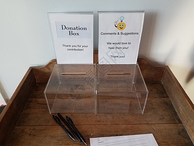 塑料捐赠和纸写在桌上的纸笔评论箱桌子盒子图片