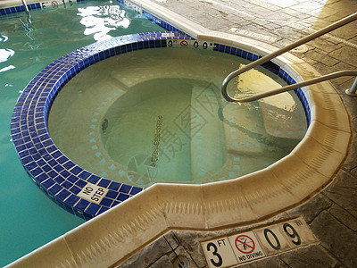 带有热浴池面积和栏杆的游泳池扶手乐趣游泳娱乐浴缸热水金属锻炼图片