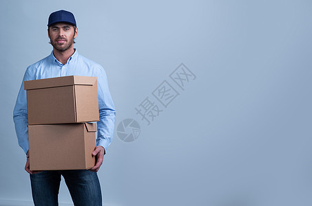 带箱子的送货员经销商男人工作成人灰色盒子微笑商业礼物衣服图片