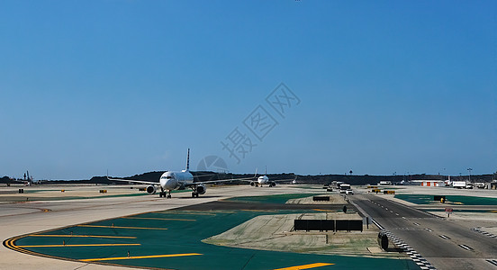 在跑道上征税旅游航空沥青客机旅行天空运输喷射地平线假期图片