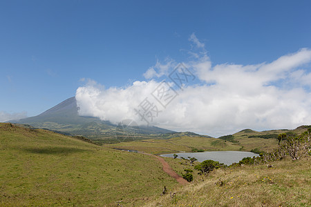 带云的皮雪山旅行目的地火山风景天空场景岩石旅游绿色蓝色图片
