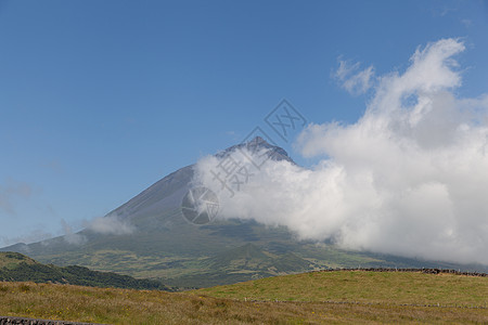 带云的皮雪山场景岩石目的地火山岩绿色旅游旅行森林天空火山图片