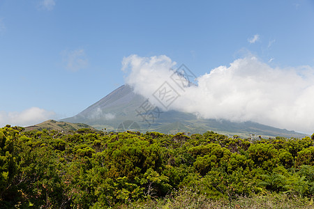 带云的皮雪山目的地岩石火山旅游旅行绿色风景场景火山岩蓝色图片