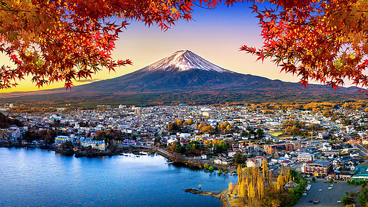 日落时藤山和川口子湖 秋天是日本矢马纳奇的藤田山季节风景火山反射公吨地标天空叶子旅行树叶场景图片