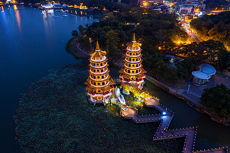 夜里在台湾高雄的龙和虎塔城市旅行荷花池景观寺庙旅游池塘历史性全景建筑学图片