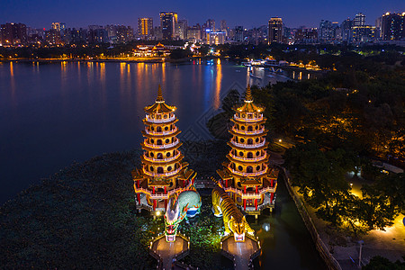夜里在台湾高雄的龙和虎塔寺庙走营全景建筑学地标宗教池塘老虎宝塔鸟瞰图图片