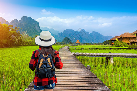 老挝的Vangvieng 旅游者背背着背包走在木道上旅游天空山脉游客全景歌曲女性远足冒险旅行图片
