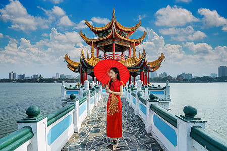 身着中国服装的亚裔女性在台湾高雄著名的旅游景点上走来走去图片