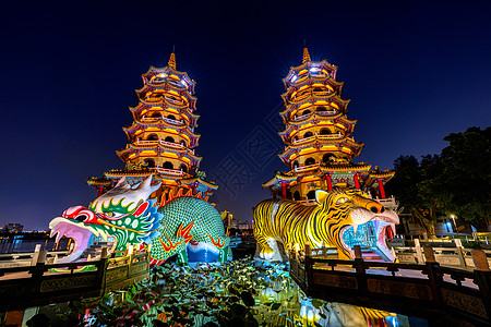 夜里在台湾高雄的龙和虎塔城市文化宝塔地标老虎场景建筑学荷花池走营建筑物图片