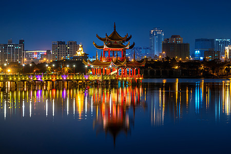 高雄在台湾有名的旅游景点 夜以继日池塘宗教建筑传统宝塔城市旅行公园场景灯笼图片