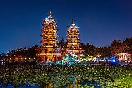 夜里在台湾高雄的龙和虎塔历史性建筑物佛教徒宝塔场景文化走营宗教城市天际图片