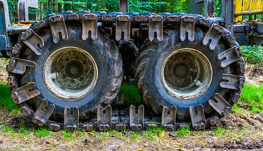具有毛毛毛虫 建筑设备 挖土业背景的地面工作车辆轮车底轮胎图片