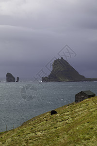 法罗群岛Tindholmur和风暴海洋蓝色岛屿绿色流浪汉悬崖岩石旅游假期图片