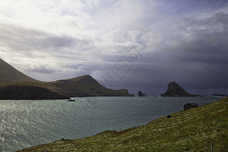 法罗群岛Tindholmur和流浪汉绿色天空风景风暴假期旅游悬崖海洋蓝色图片