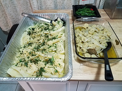 波多黎各食品Yuca根和板上油的香蕉香菜洋葱桌子食物勺子蔬菜芭蕉水果午餐餐具图片