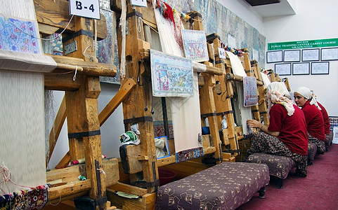 土耳其地毯工厂 手织地毯的过程显示在图上制造业纬线织机工匠纺织品细绳羊毛木头手指工艺图片