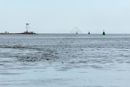 波兰波罗的海港口Swinoujscie的旧灯塔 该灯塔被设计为传统风车 全景图象反射历史性抛光石头旅行海岸吸引力科学技术支撑建筑图片
