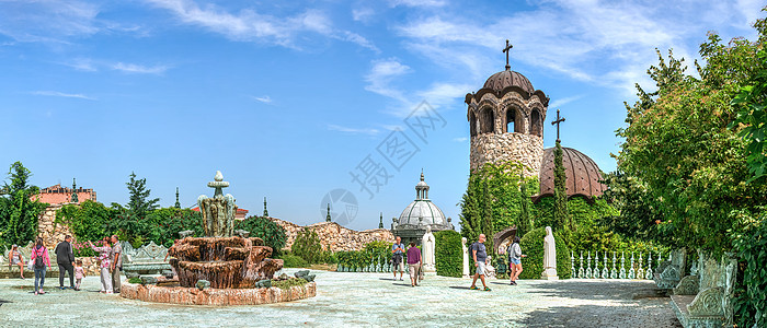 保加利亚拉瓦迪诺沃城堡的大不老泉欲望建筑雕塑公园假期地标全景正方形堡垒乔木图片