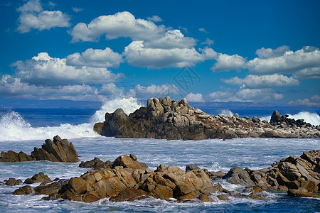 岩石上的冲浪崩溃海景海岸线海洋蓝色风景海岸支撑编队沿海薄雾图片