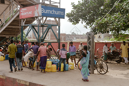 早上印度火车站站台乳制品行业采购分布视图 人工掺水脂肪测试由牛奶供应商完成 印度北方邦 2019 年 5 月交通小群人乳品广告食图片