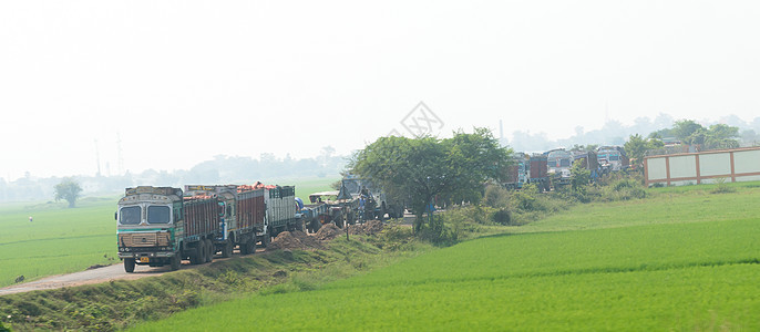 重型货车的长队交通车辆在乡村公路未铺砌的道路上排队等候 印度是世界上最大的陆路服务州际网络 印度西孟加拉邦 亚洲 2019 年 图片
