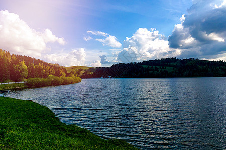 美丽的湖景 雨间明亮的间隔木头地平线岩石旅行蓝色公园波纹天空季节旅游图片