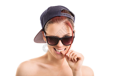 身戴太阳眼镜和回击帽的年轻女孩图片