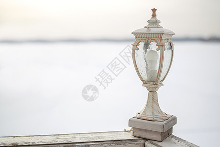装饰性的白色木灯笼在船上冷淡的白色背景海洋蓝色金属尖塔建筑学天空艺术活力街道玻璃图片