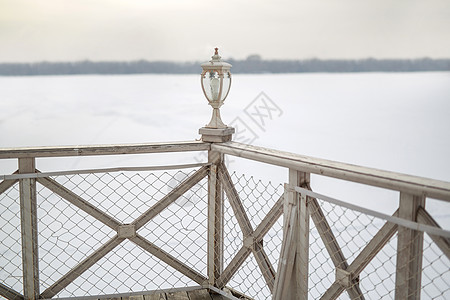 装饰性的白色木灯笼在船上冷淡的白色背景街道艺术季节天空旅行蓝色导航灯笼玻璃金属图片