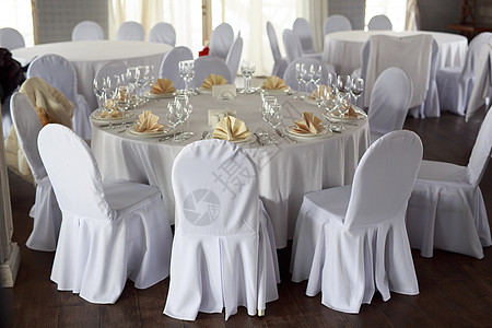 宴会厅椅子 白色桌布 餐桌 餐桌布置 空酒杯 无人宴会厅 木地板背景图片