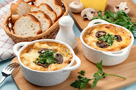 加鸡肉 蘑菇和奶酪的卡塞罗莱 在俄罗斯被称为Julienne 白碗加草药制品沙锅盘子午餐烘烤餐具食物香菜奶油陶瓷图片