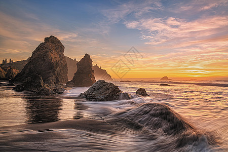 北加利福尼亚海滩上多彩多彩的日落海景阴影季节海崖旅行岩石蓝色风景冲浪海岸海岸线图片