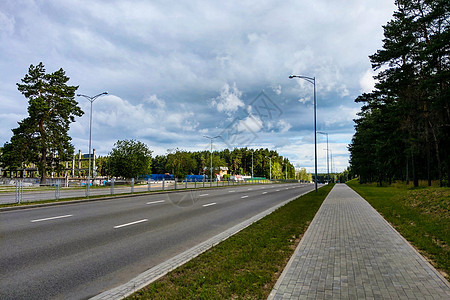 可以看到一条宽阔空旷的道路 路边有树木农场驾驶蓝色地平线天空邮政场地国家风景街道图片