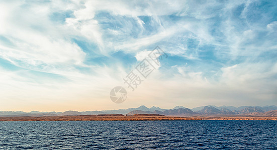 红海的岩石海岸和蓝天空 有云天空异国旅游海景情调气候季节旅行假期沙漠图片